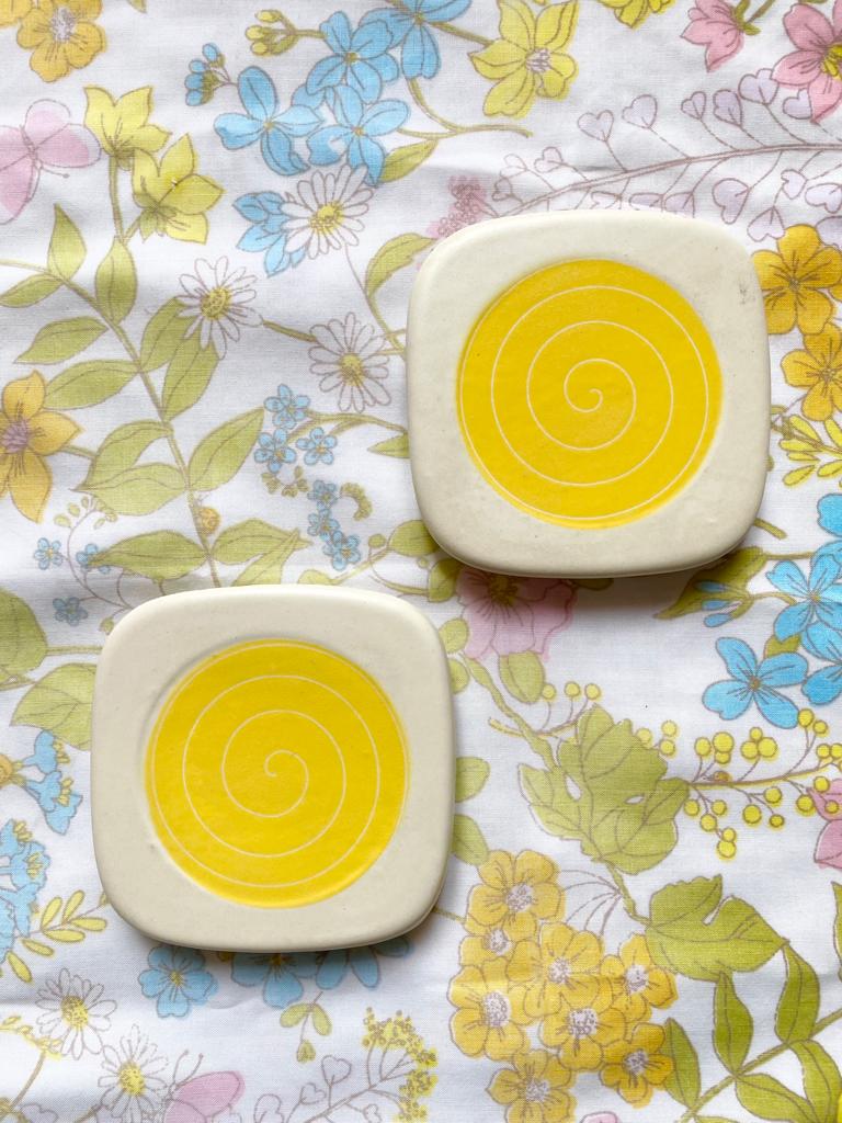 Dessous de bouteilles jaunes