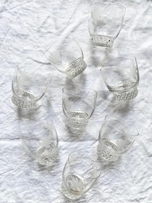 Gobelets en verre gravé à décor de feuilles