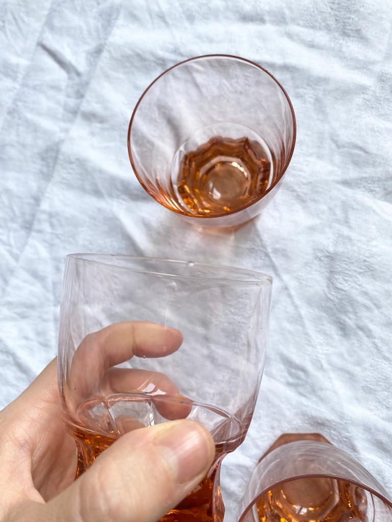 Lot de 8 gobelets en verre rose orangé vintage