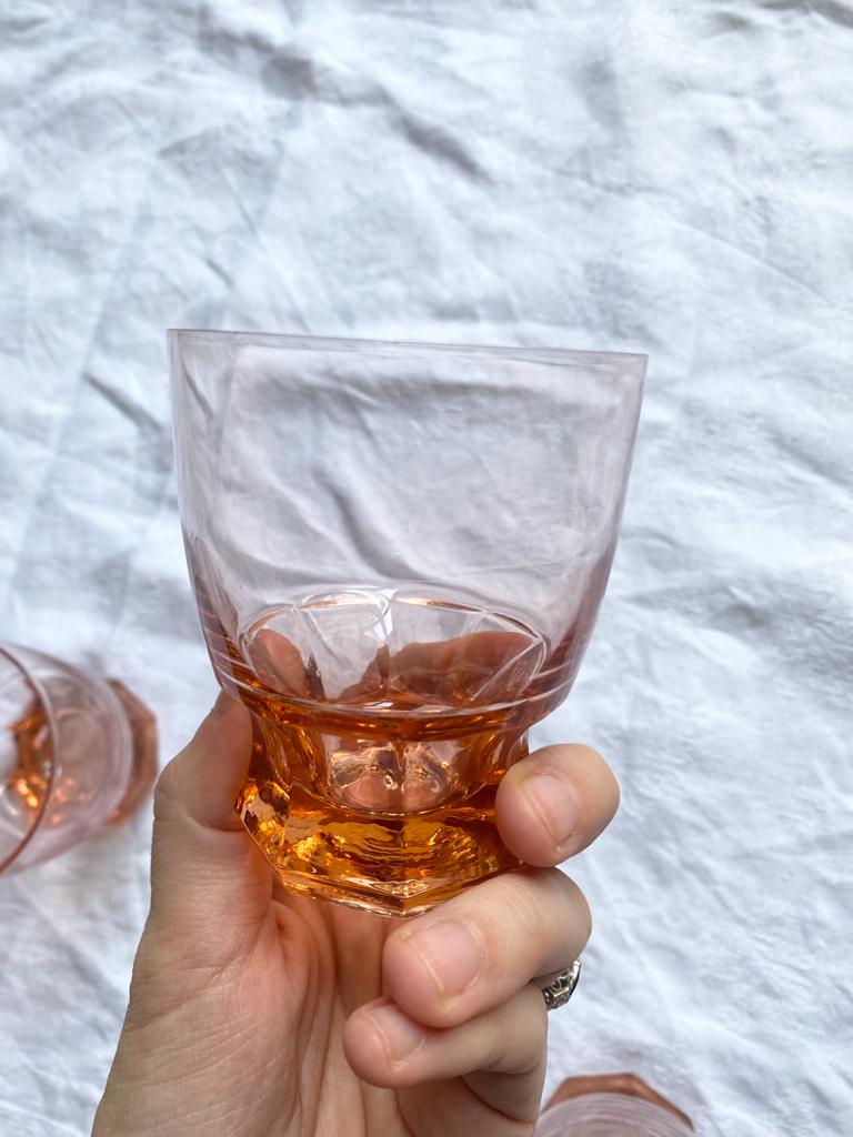 Lot de 8 gobelets en verre rose orangé vintage