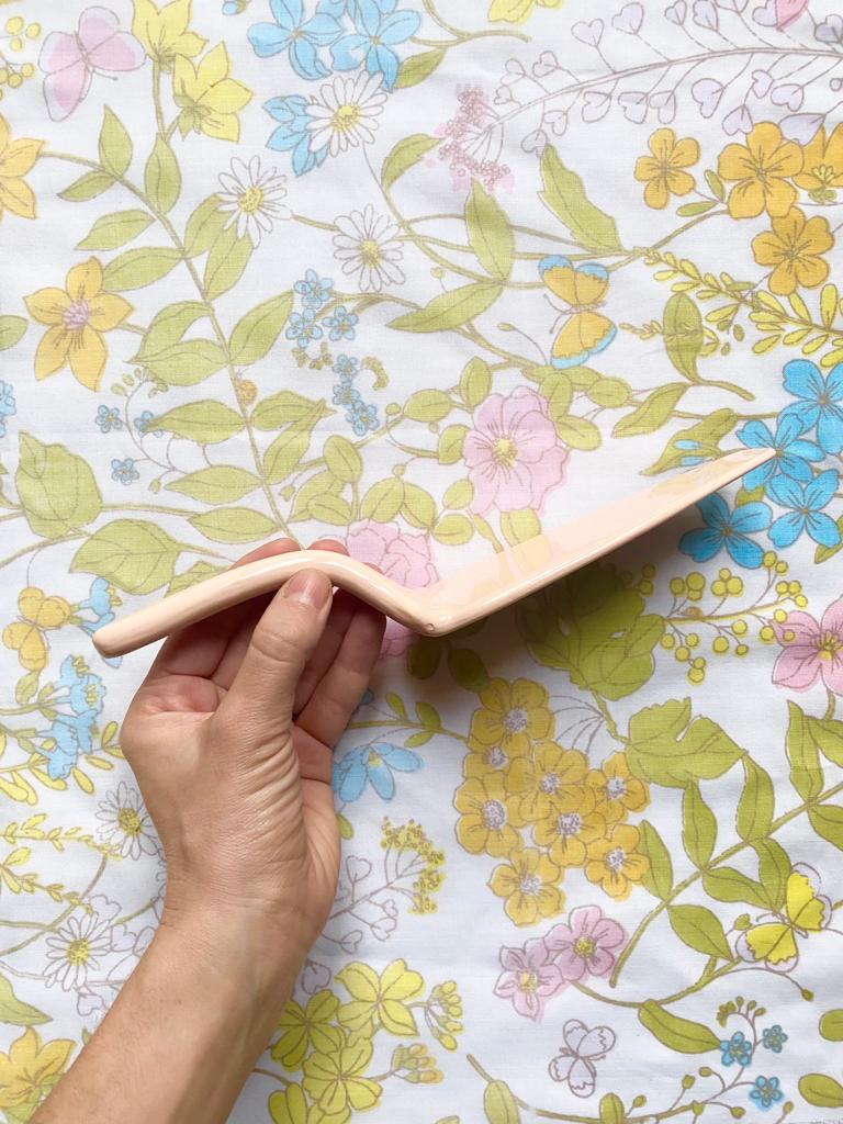 Pelle à tarte en céramique rose