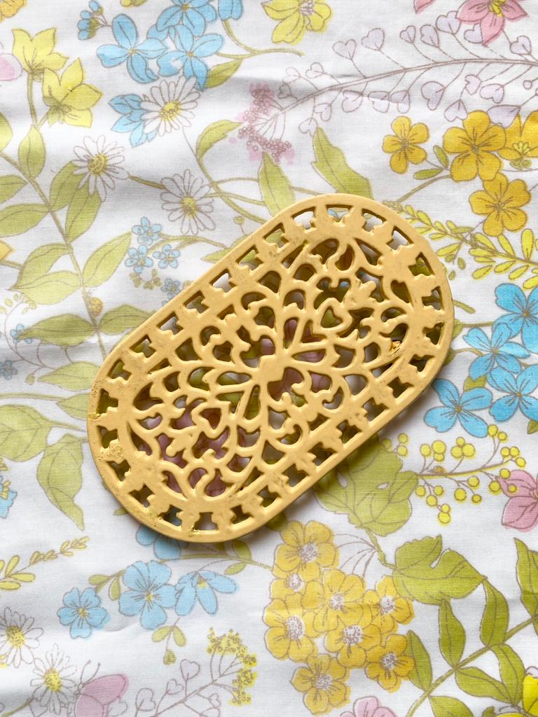 Petit dessous de plat en fonte jaune