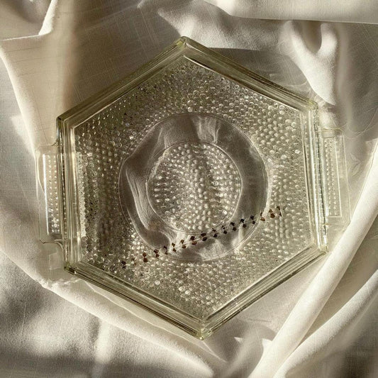 Petit plateau hexagonal en verre moulé