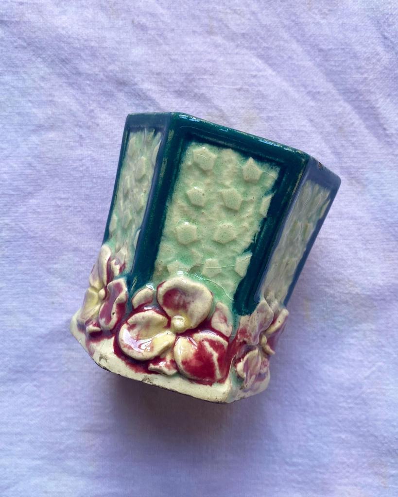 Petit vase en barbotine