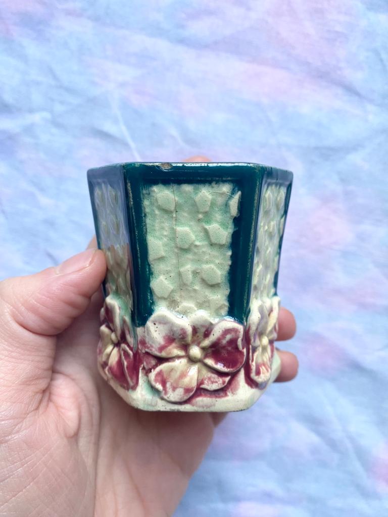 Petit vase en barbotine
