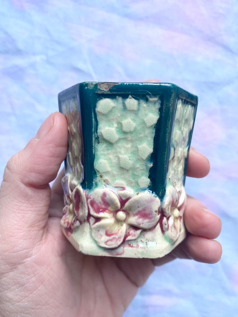 Petit vase en barbotine