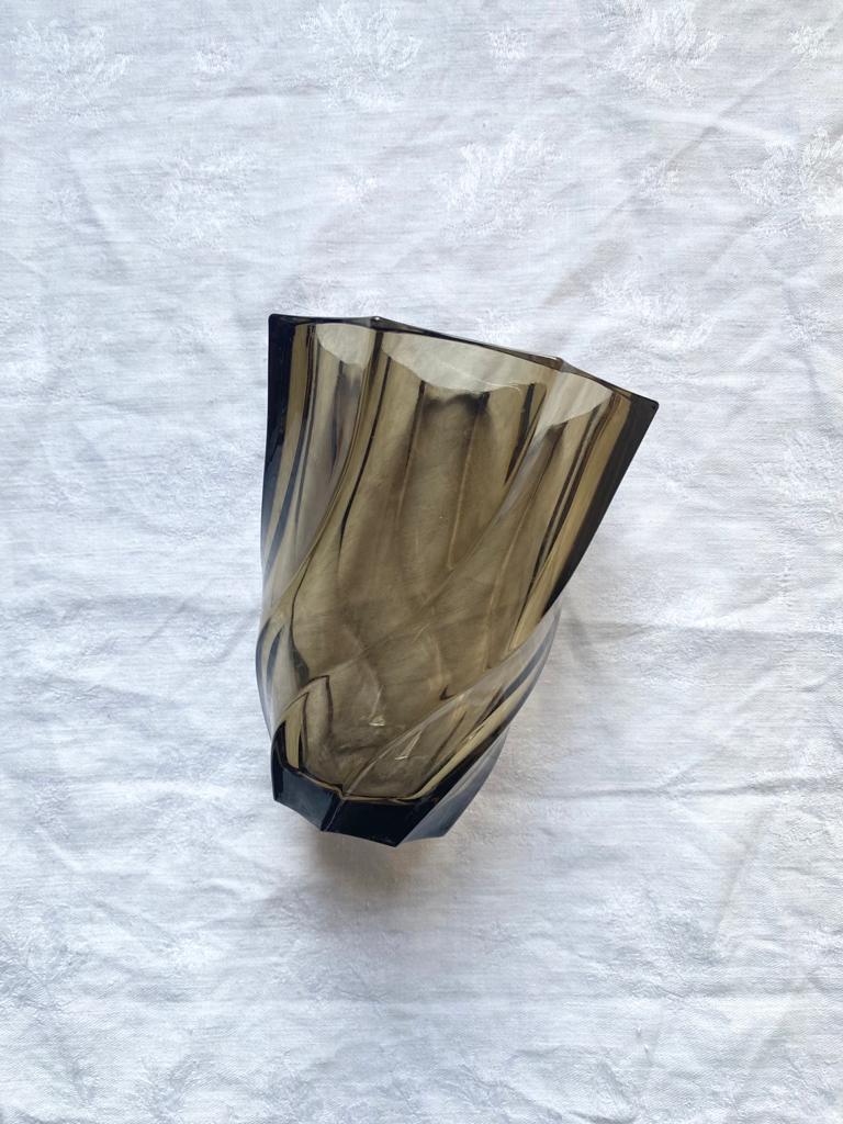 Petit vase en verre fumé