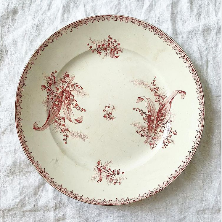 Plat muguet rouge St Amand terre de fer