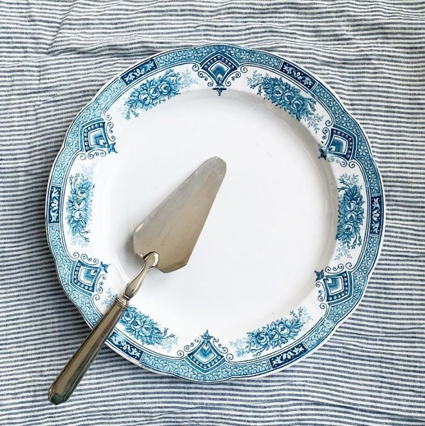 Plat Printemps Onnaing terre de fer bleu vintage