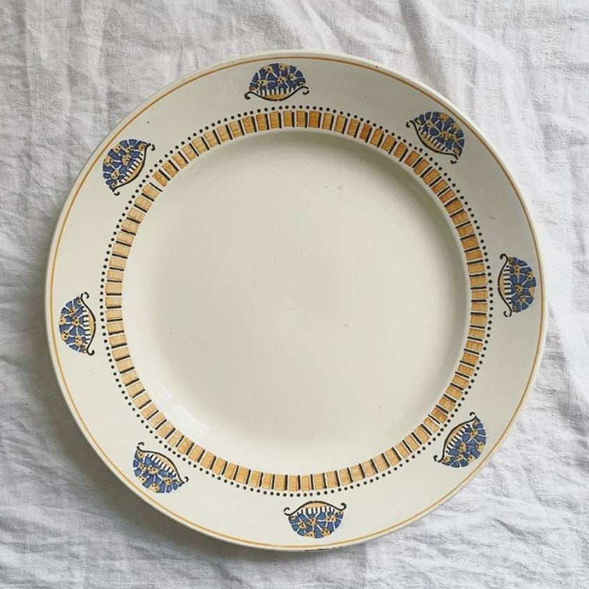 Plat jaune et bleu Longwy, décor petits paniers
