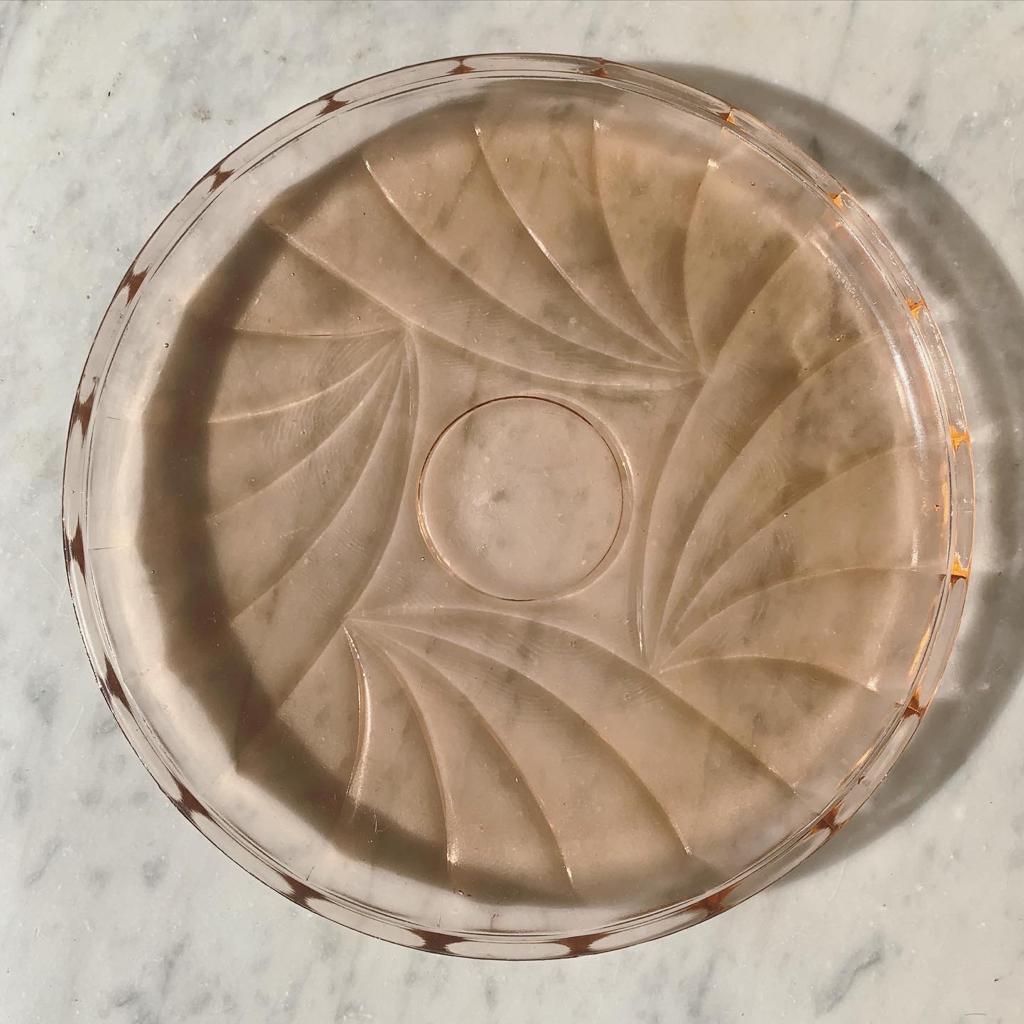 Petit plat en verre rose