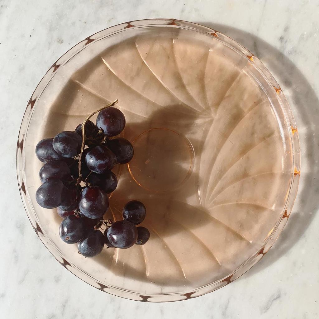Petit plat en verre rose