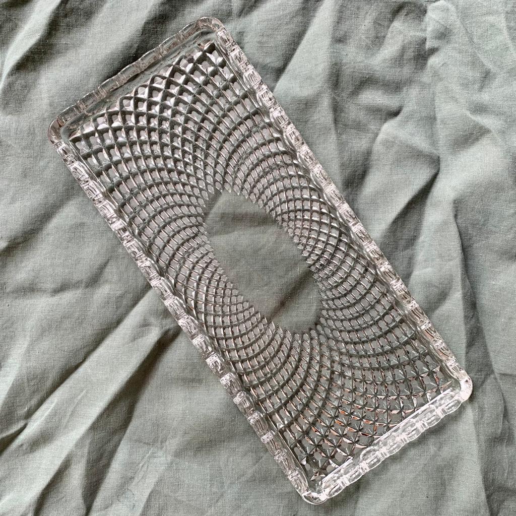 Plat à cake en verre ciselé