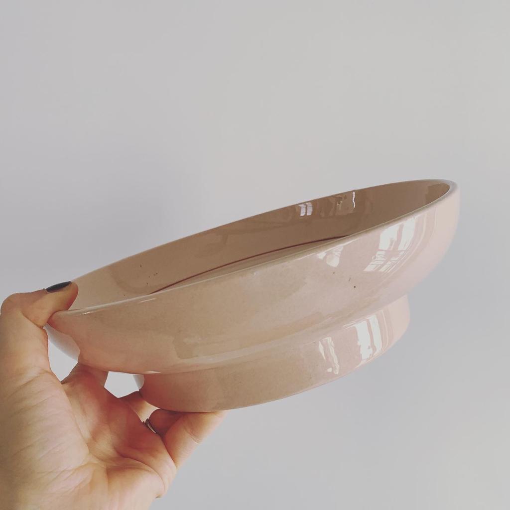 Plat creux rosé Longwy décor vase