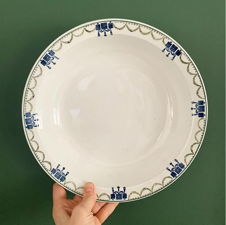 Plat creux en terre de fer bleu et vert non estampillé