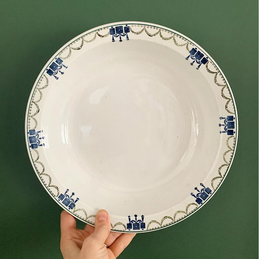 Plat creux en terre de fer bleu et vert non estampillé