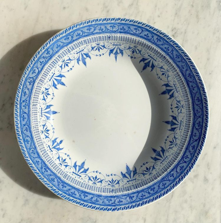 Plat creux en terre de fer frise bleue