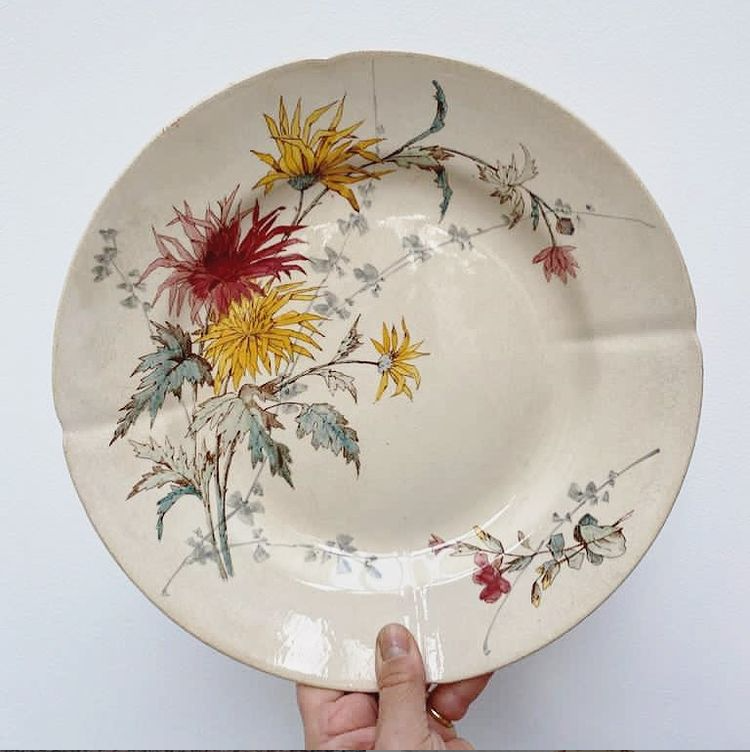 Plat en terre de fer polychrome E.Bourgeois