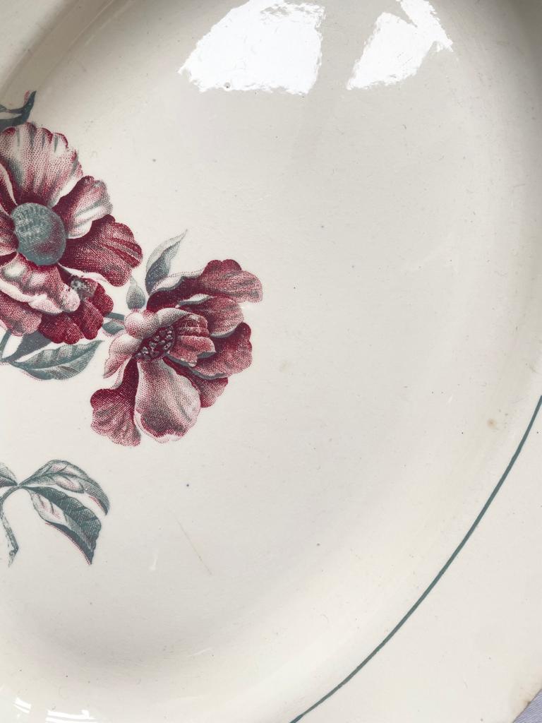 Plat en terre de fer polychrome Simone de St Amand
