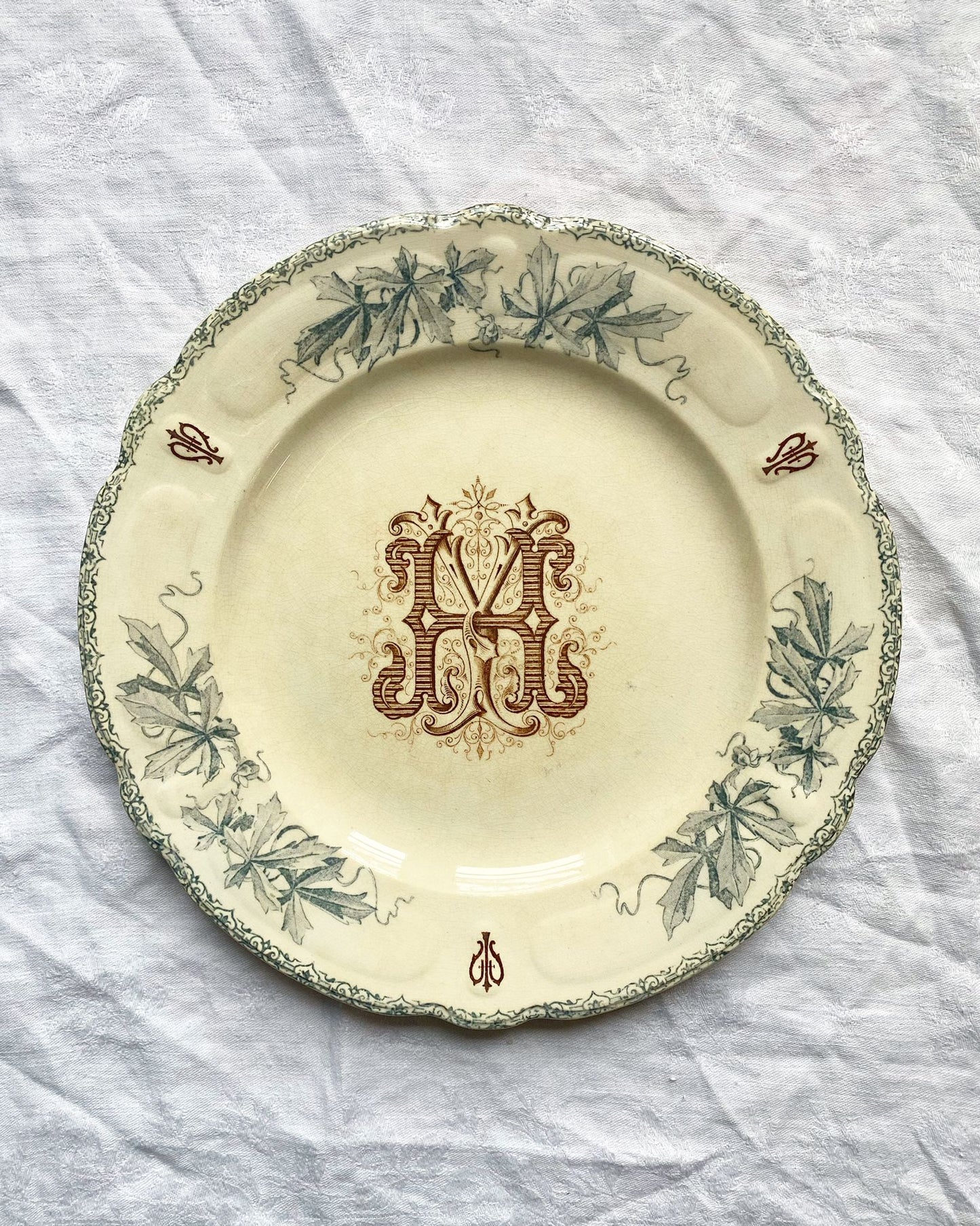 Plat en terre de fer polychrome YH