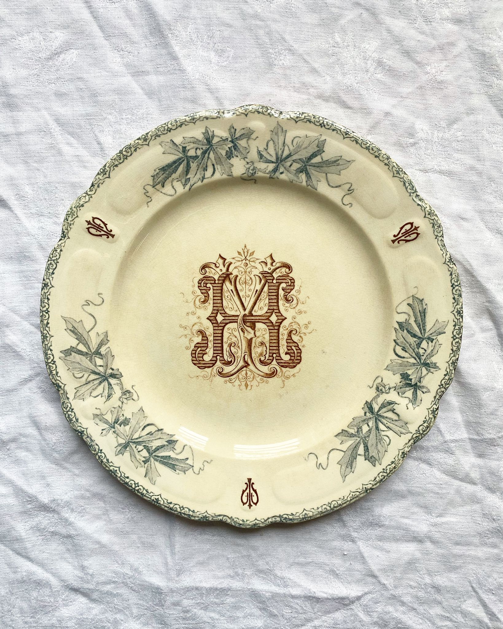 Plat en terre de fer polychrome YH