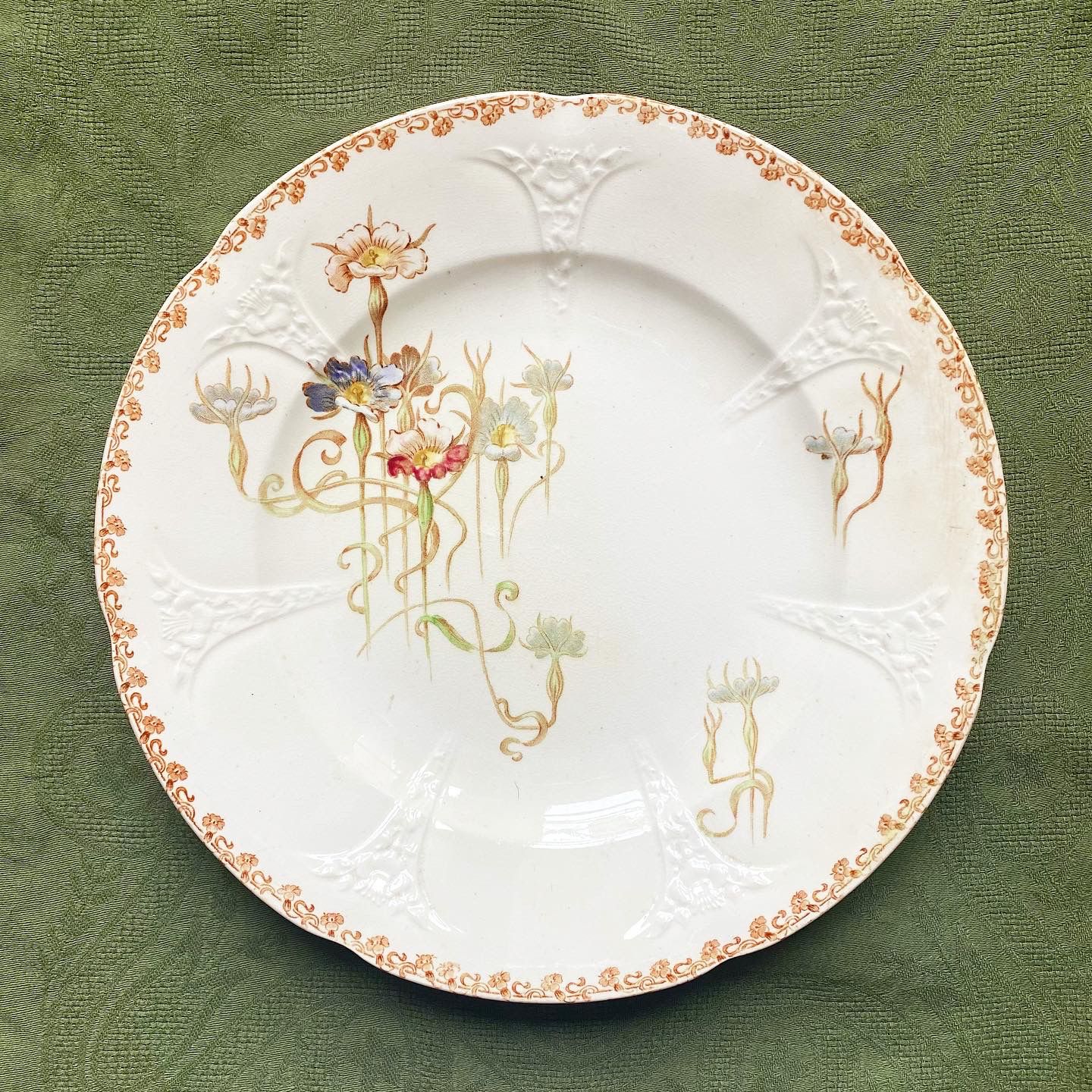 Plat en terre de fer polychrome Nielles Longwy