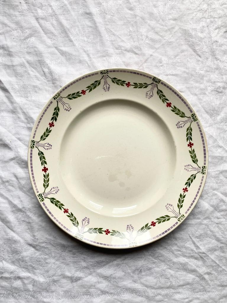 Plat en terre de fer vert violet rouge E. Bourgeois