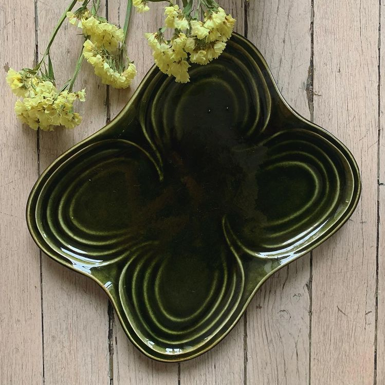 Petit plat vert style Vallauris