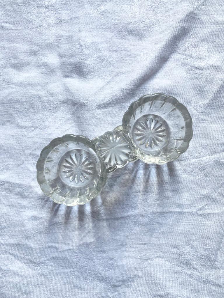 Saleron en verre moulé à poignée