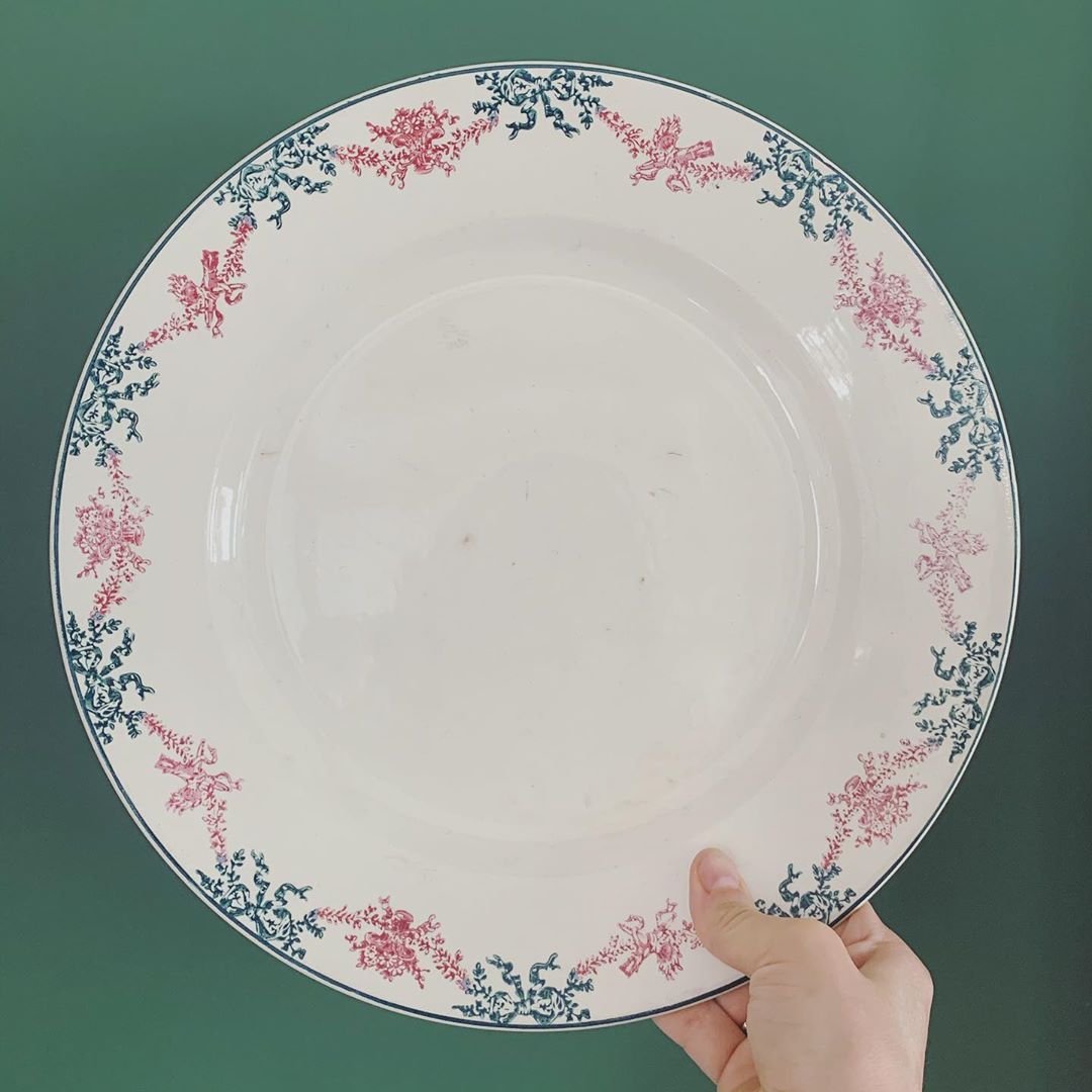 Plat modèle Doris terre de fer Longwy