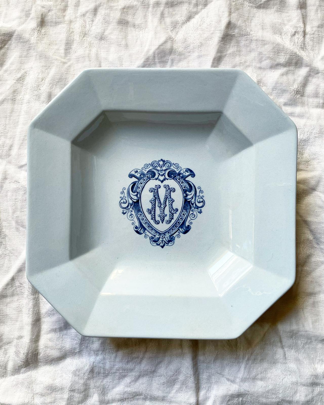 Assiette creuse faïence anglaise monogrammée M Vermont