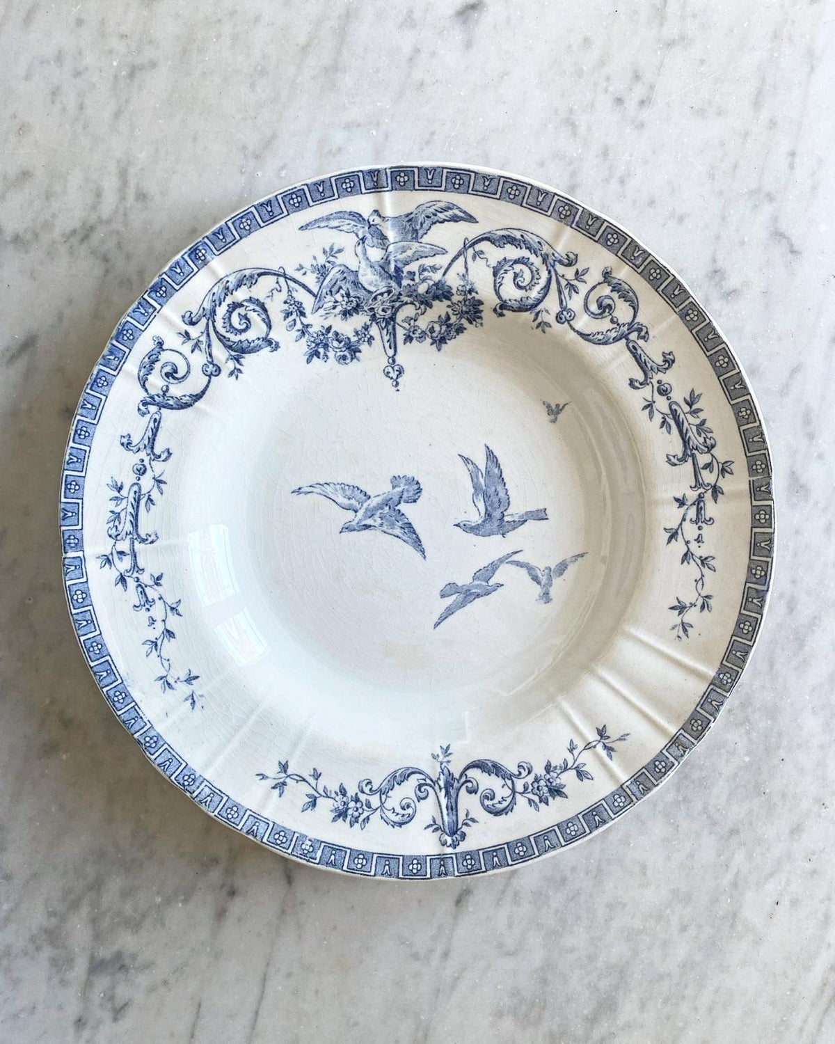 Assiette creuse en terre de fer bleue Marie-Antoinette de Gien 
