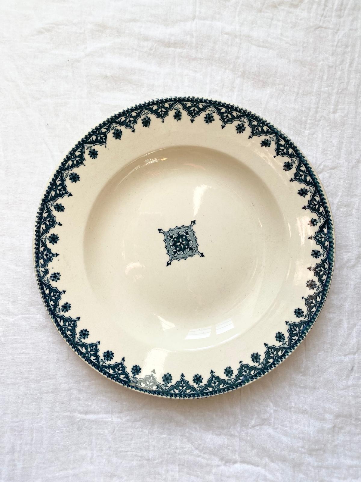 Assiette creuse en terre de fer bleue E. Bourgeois