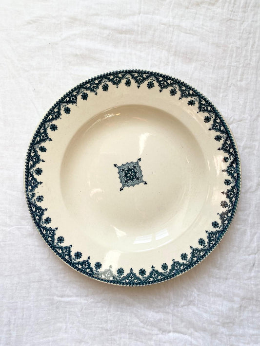 Assiette creuse en terre de fer bleue E. Bourgeois