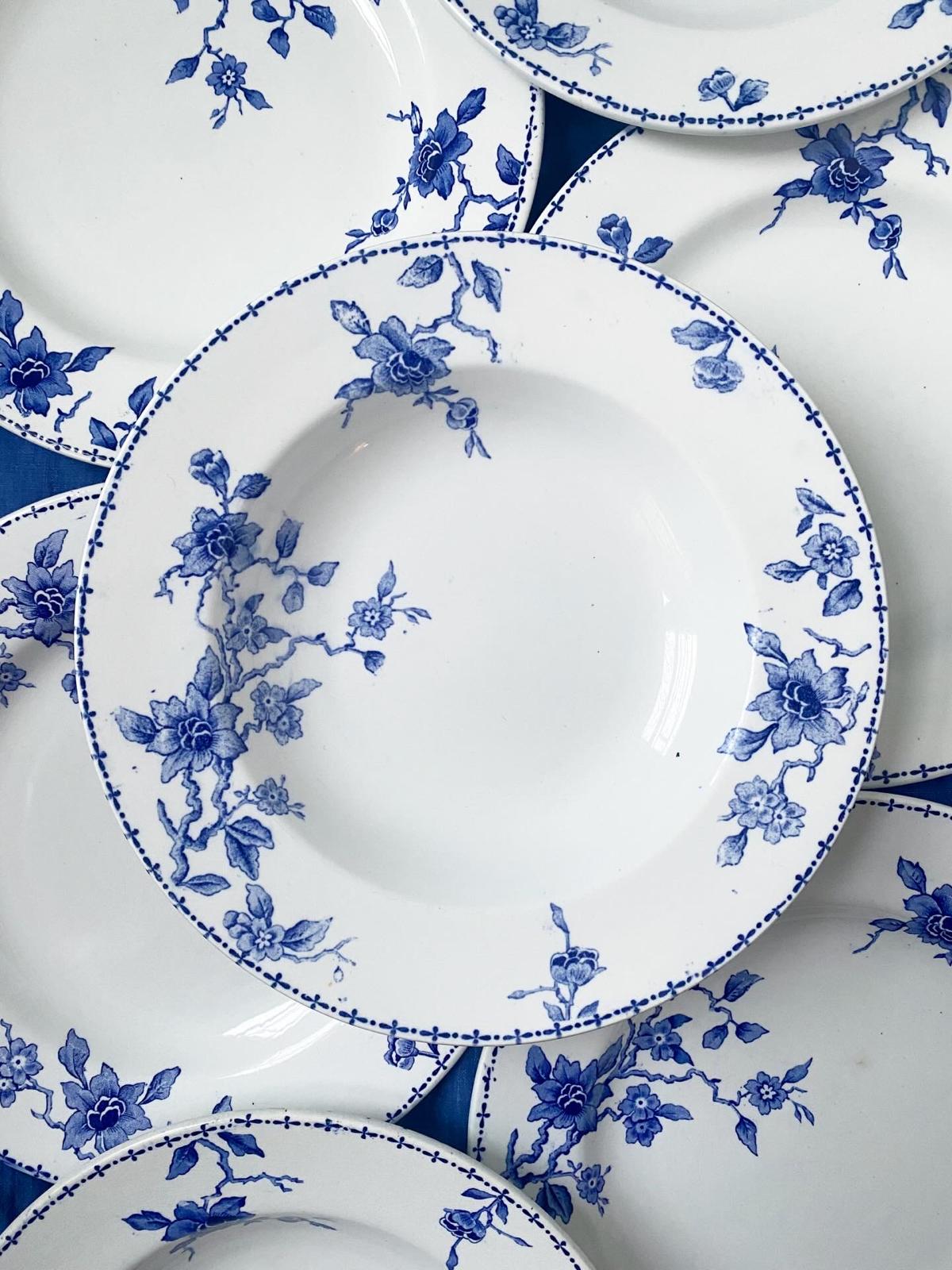 Assiette creuse en terre de fer Hollandais de Lunéville