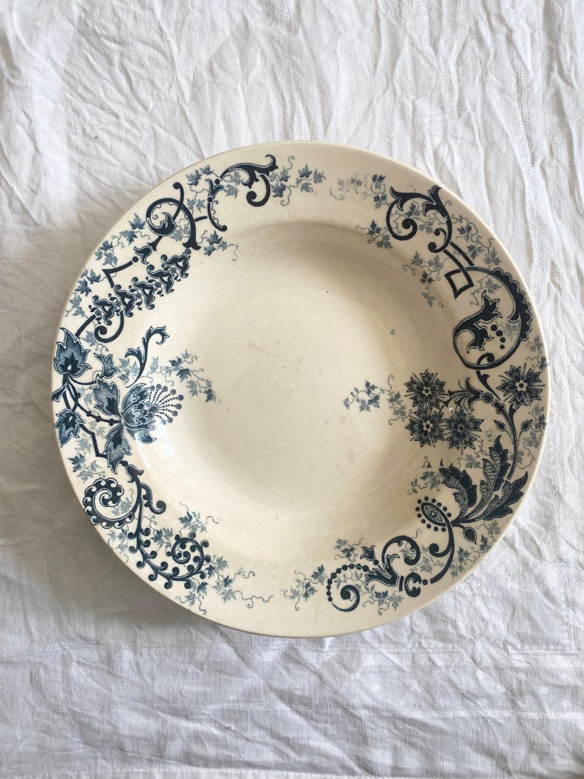 Assiettes creuses en terre de fer bleue Sévigné de HB&Cie