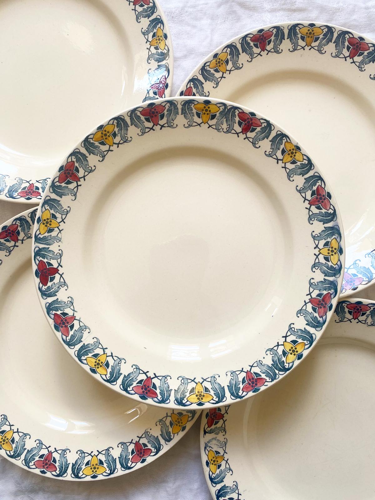 Assiette plate en terre de fer polychrome Berthe de Longchamp