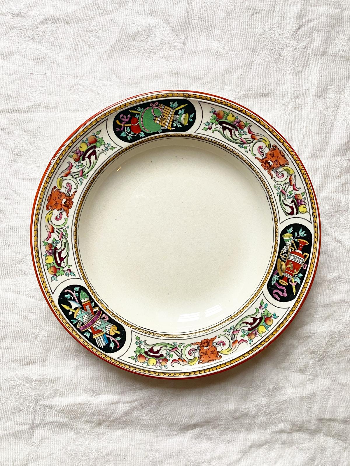 Assiette en terre de fer polychrome Trophy de Minton