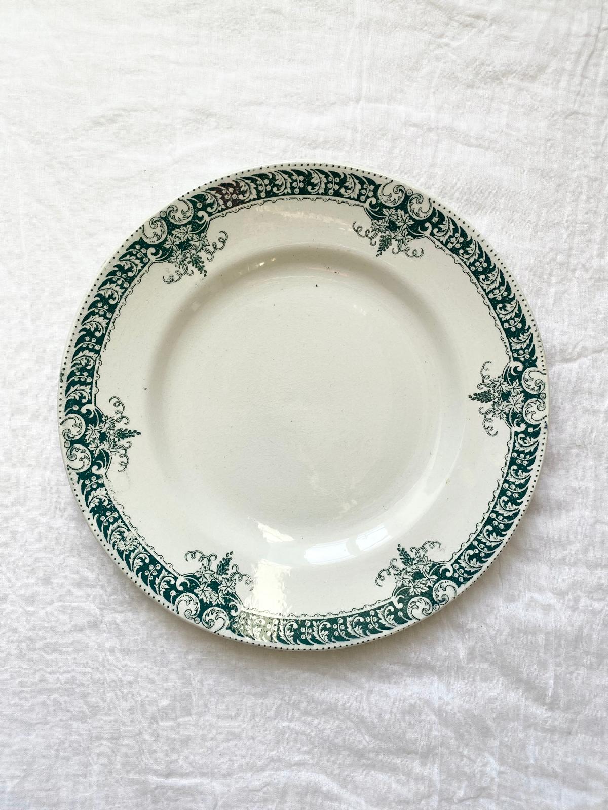 Assiette en terre de fer verte La Française Raisins