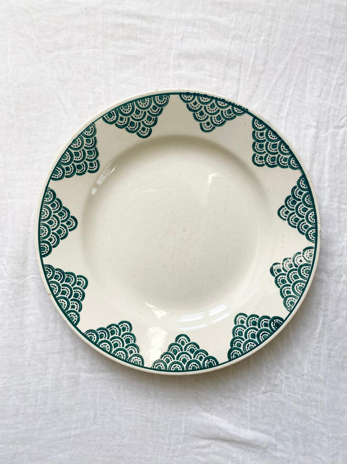 Assiette plate vintage à décor de sapins/ soleil St Amand