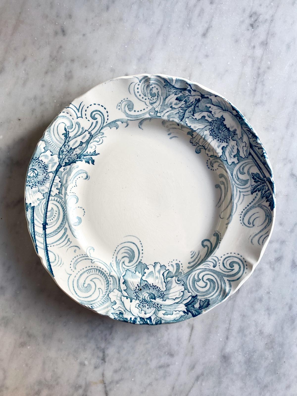 Assiette plate en terre de fer bleue Czarine de R&A