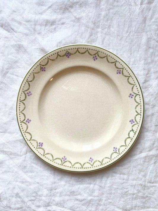 Assiette plate en terre de fer Violetta de Longwy