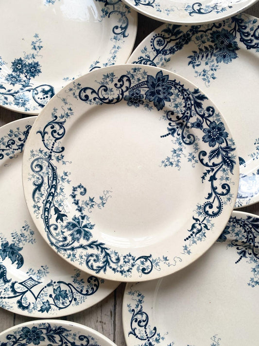 Assiette plate en terre de fer bleue Sévigné de HB & Cie