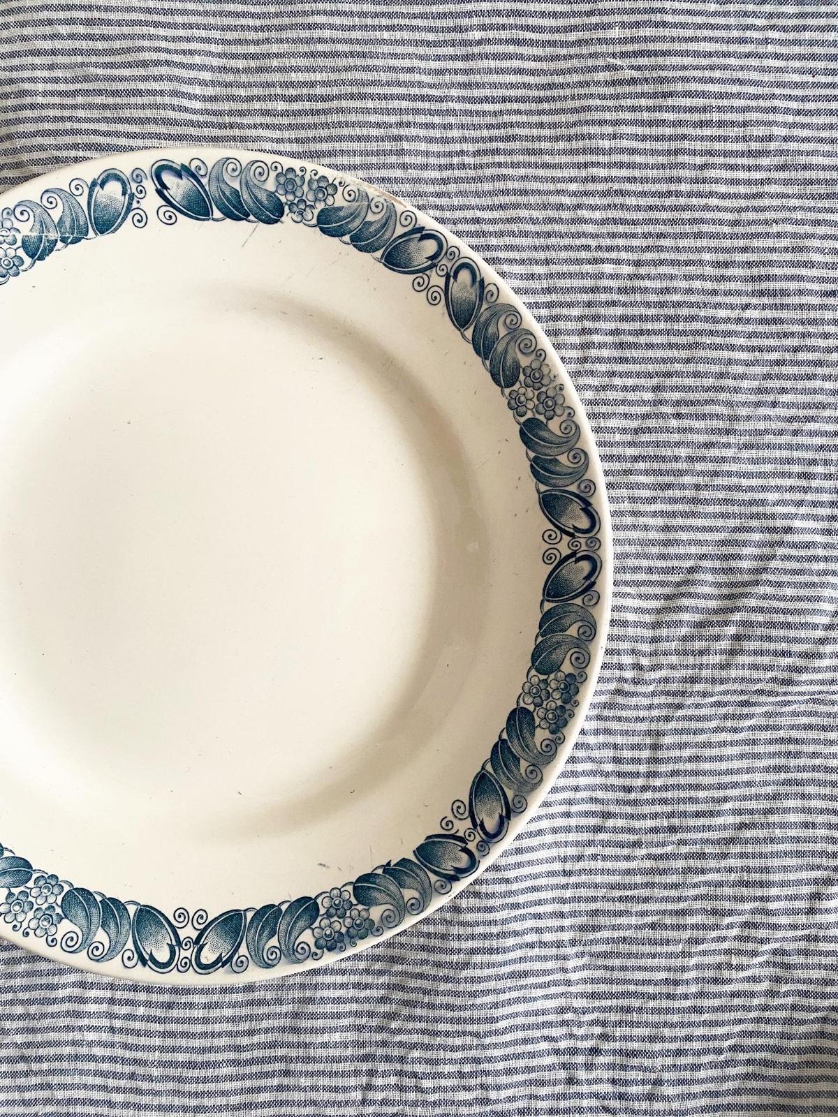 Assiettes plates terre de fer Marcel de Longchamp