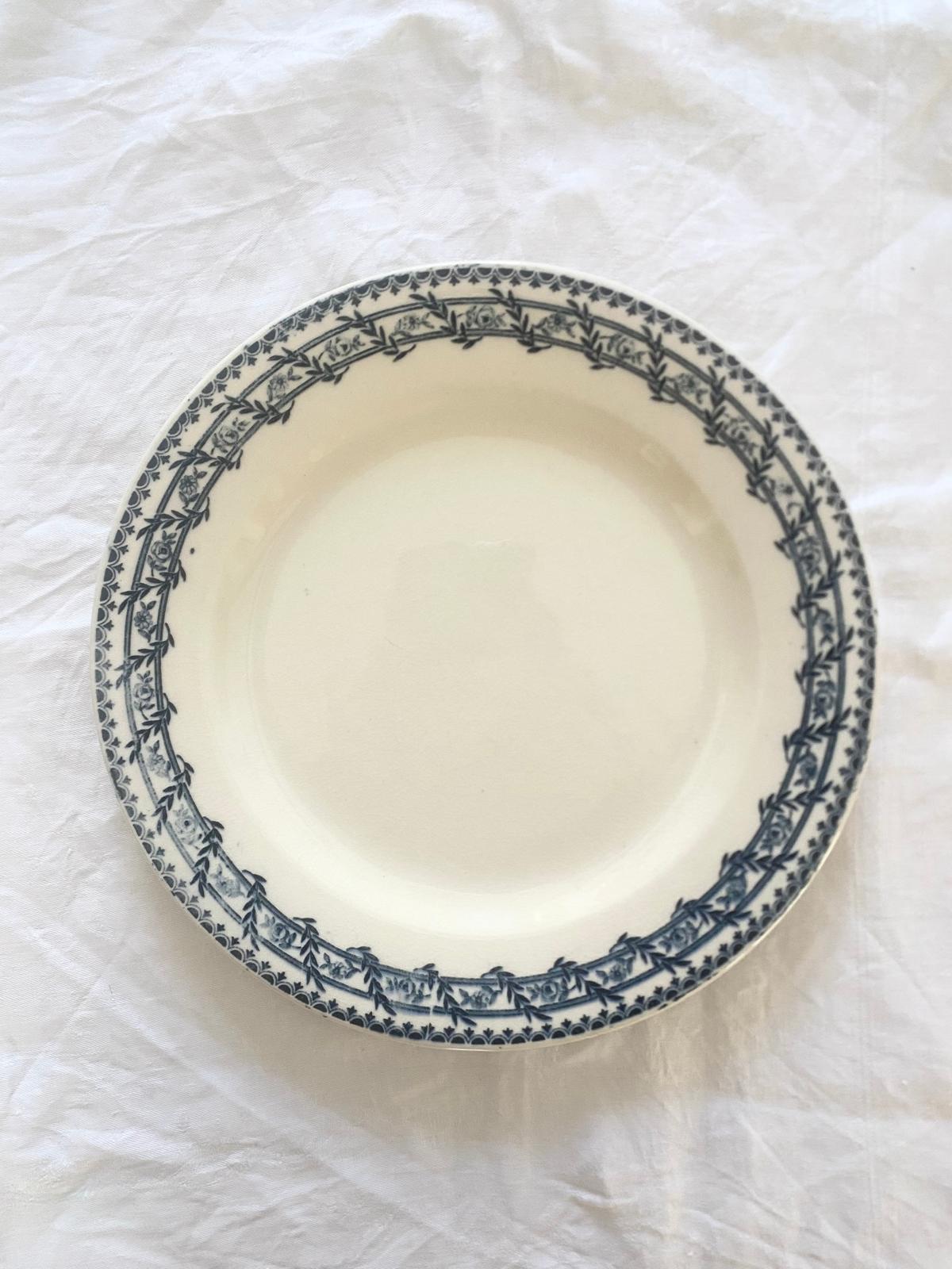 Assiette plate en terre de fer bleue Primerose de Salins