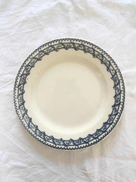 Assiette plate en terre de fer bleue Primerose de Salins