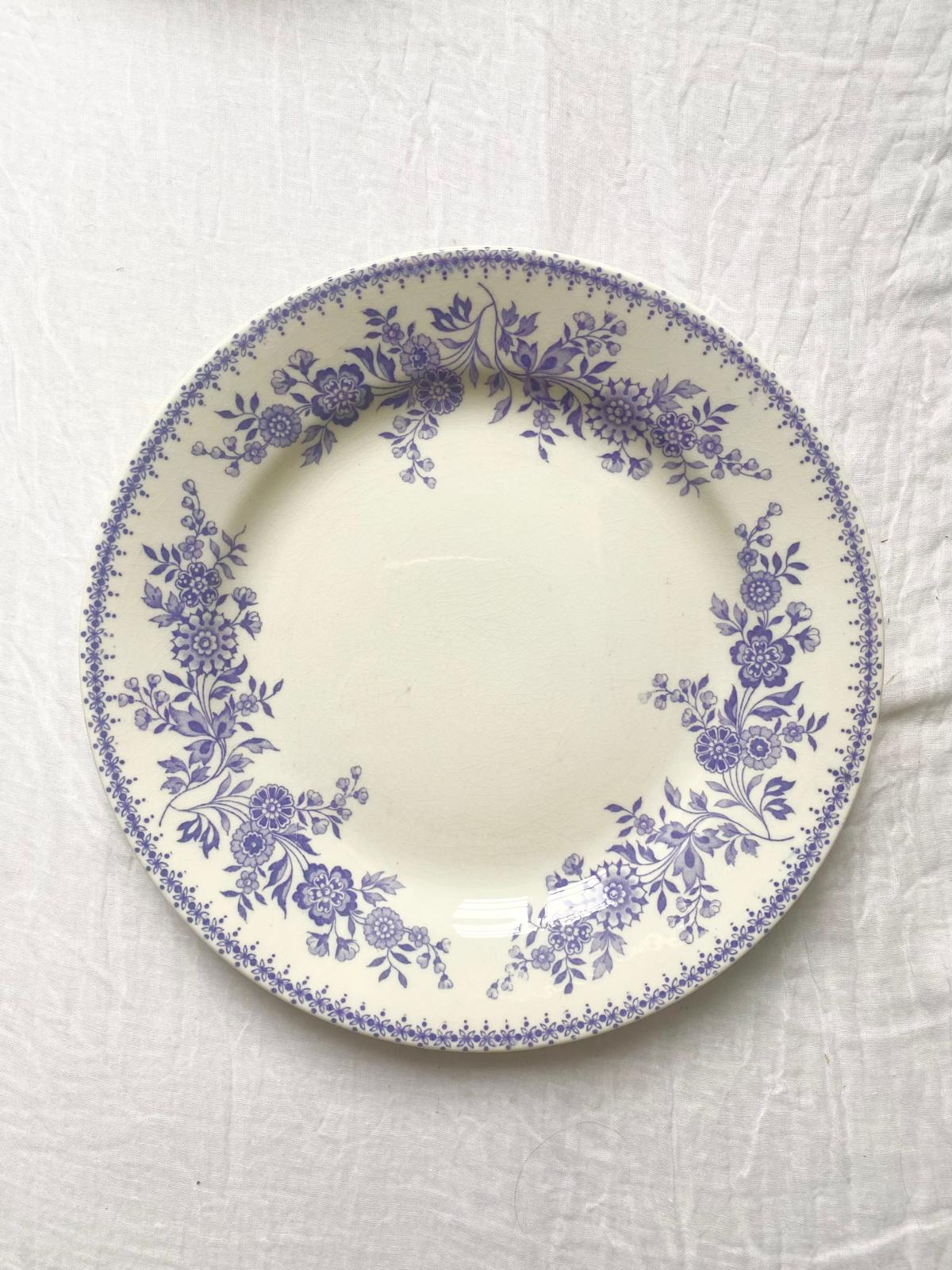 Assiette plate en terre de fer violette Bruges de Société céramique de Maastricht