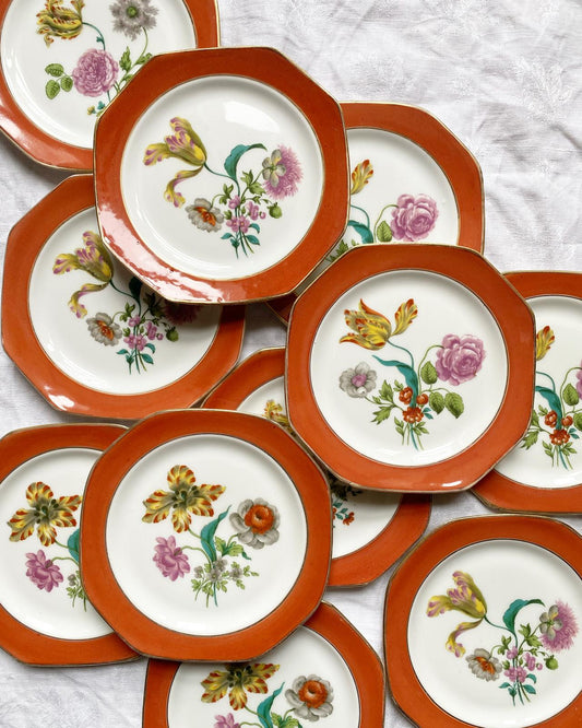 Lot de 11 assiettes à dessert en porcelaine fleuries à liseré orange