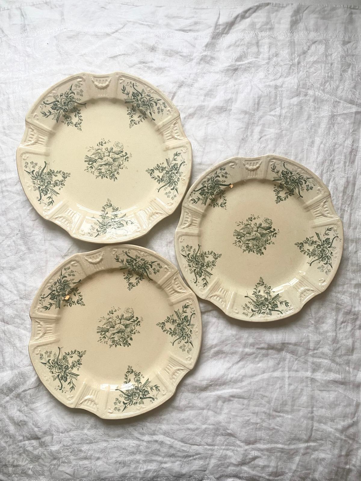 Lot de 3 assiettes plates en terre de fer à décor d'oiseaux Gien

