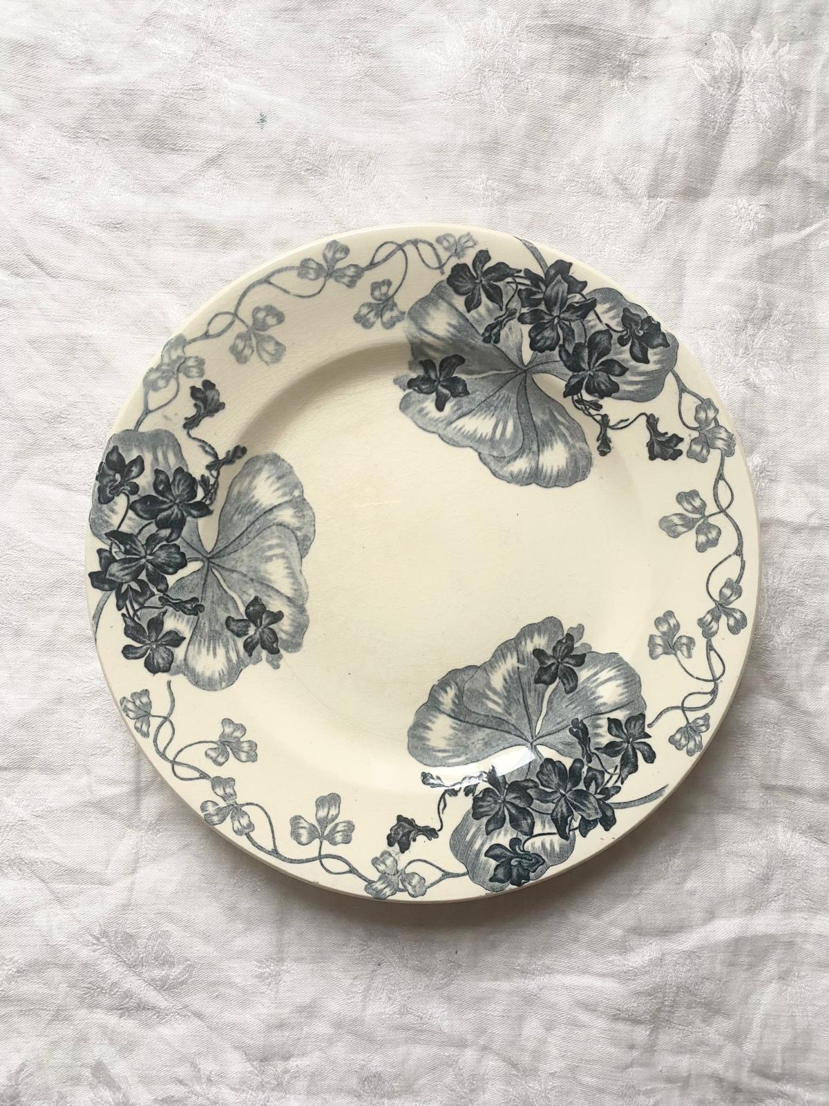 Assiette sur pied les Violettes Salins terre de fer